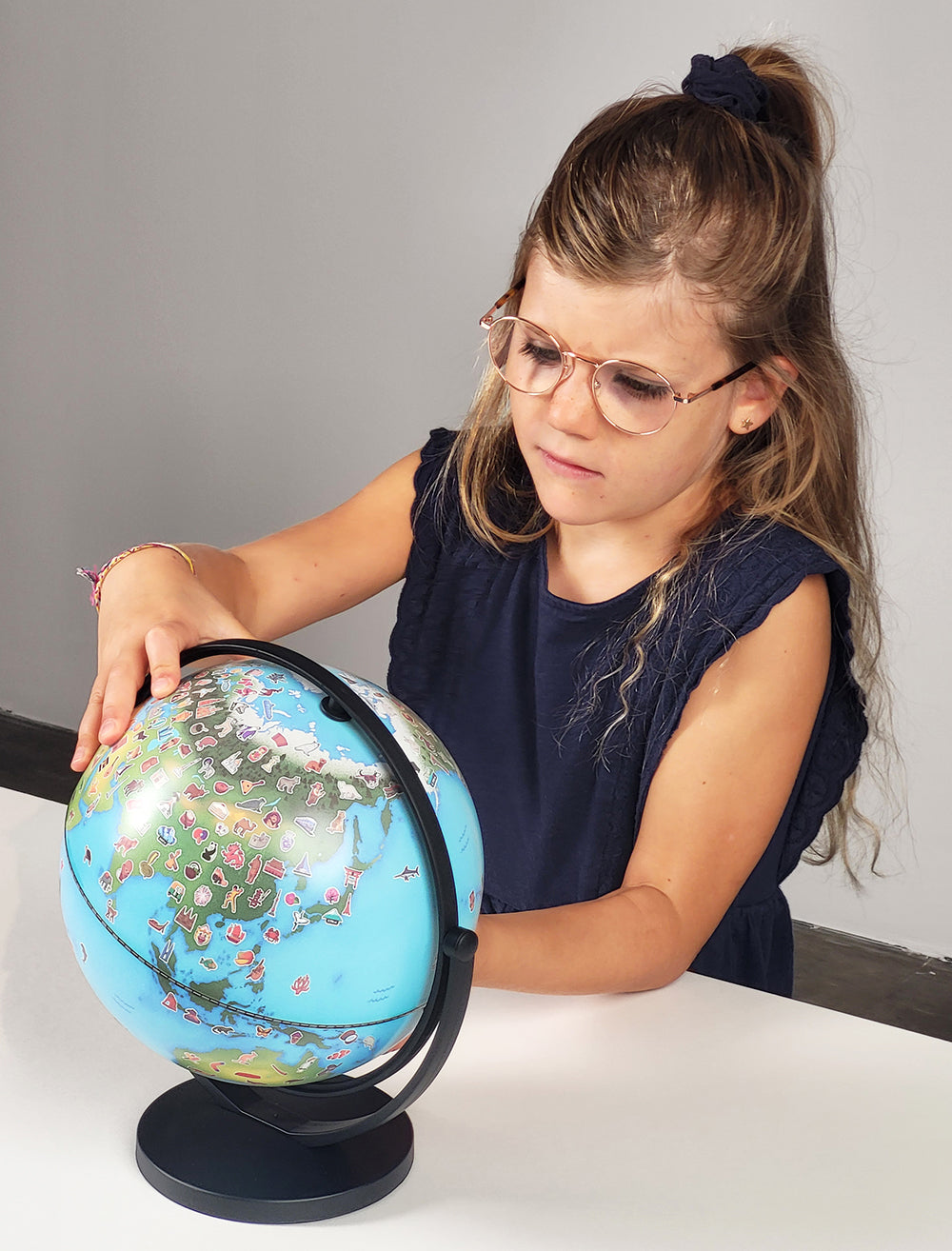 Junior Globe Hide and Seek - Bilingual version