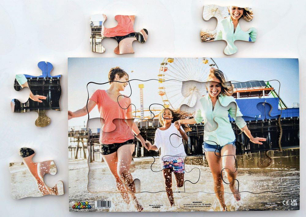 Women Run At Sea With Little Girl - Puzzle